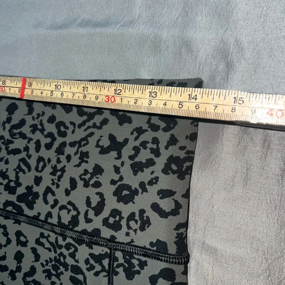 Athleta Salutation II Capri Leggings Olive Green Leopard Print Pockets Womens M